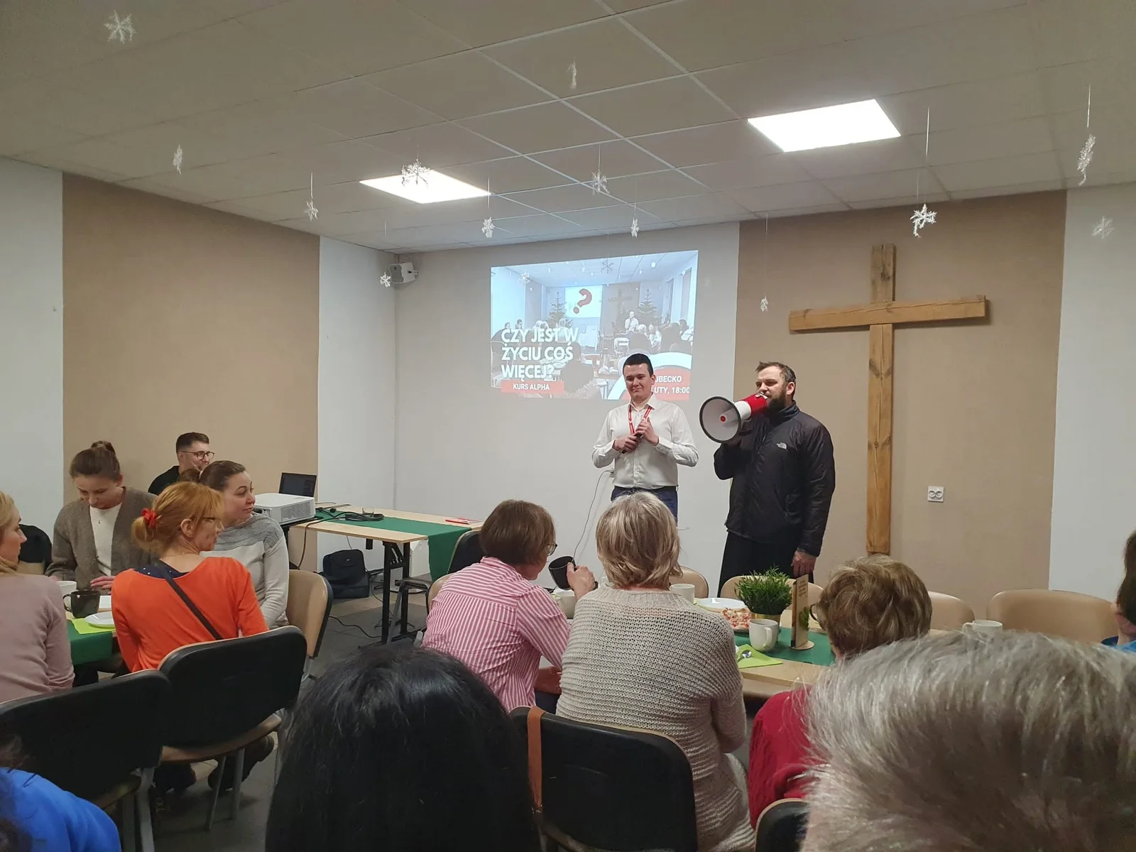 Rozpoczęcie Alpha w Lubecku przez księdza i zespół