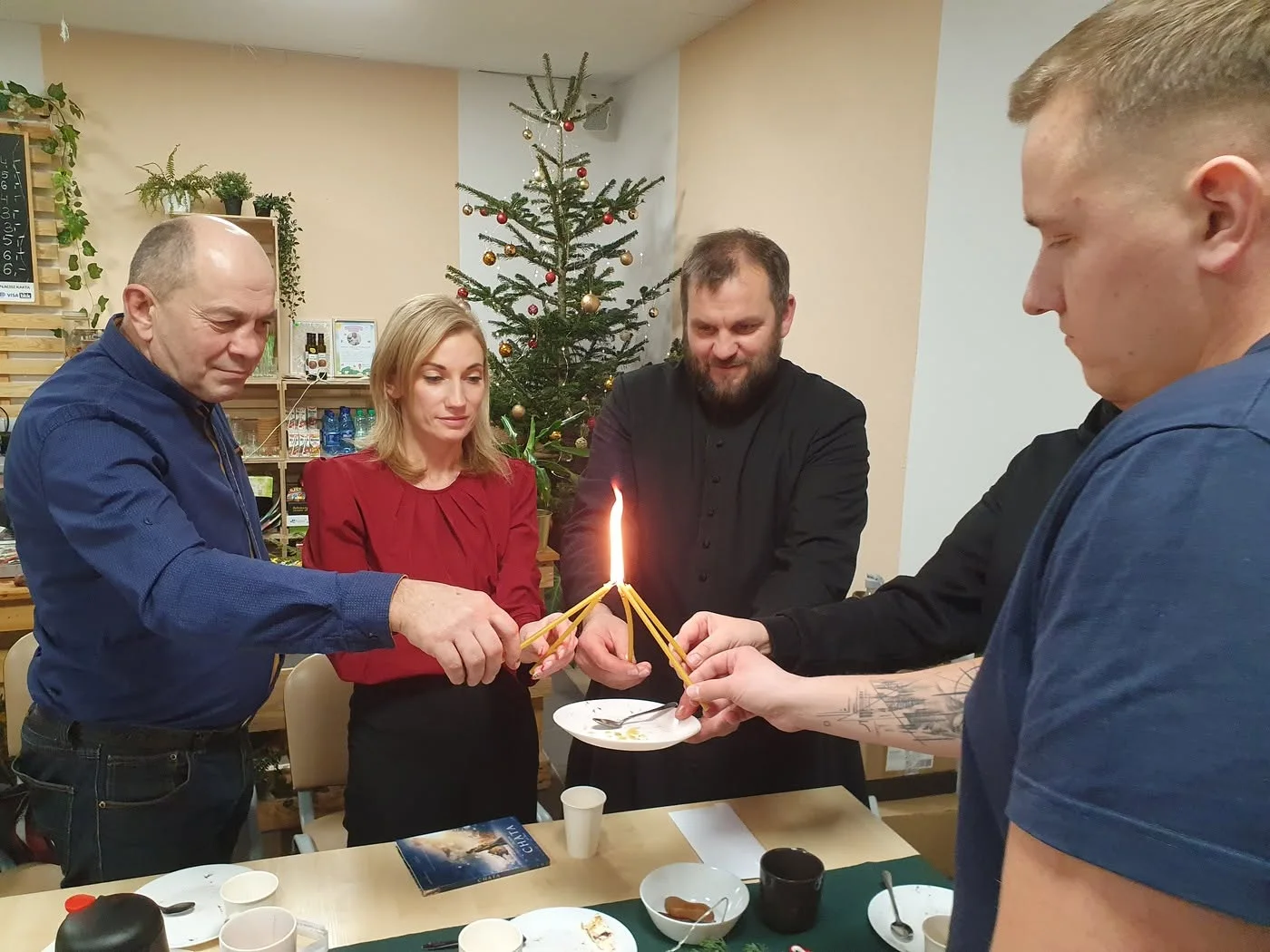 Uczestnicy Alpha w Lubecku przekazujący sobie światło